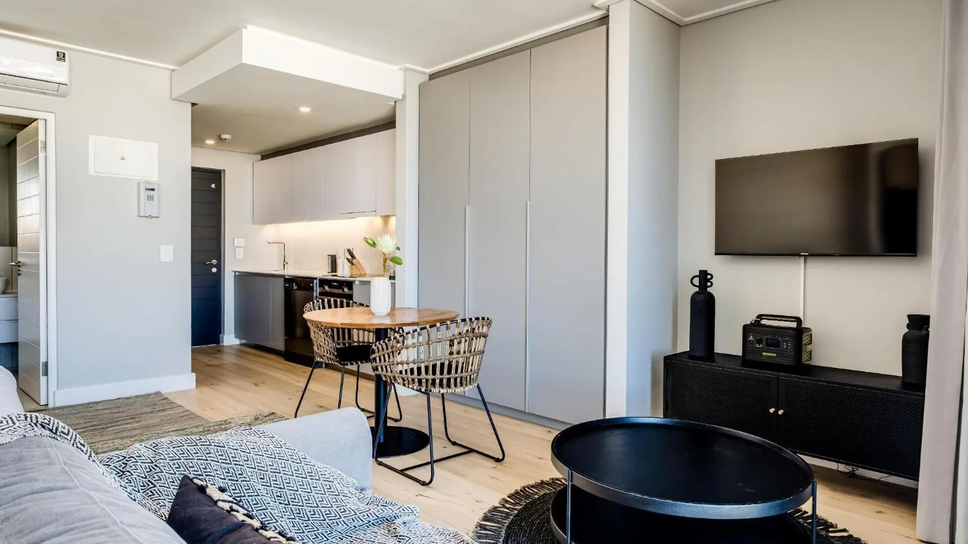 Central Secure Modern Studio W Views Bantry Pad Cape Town