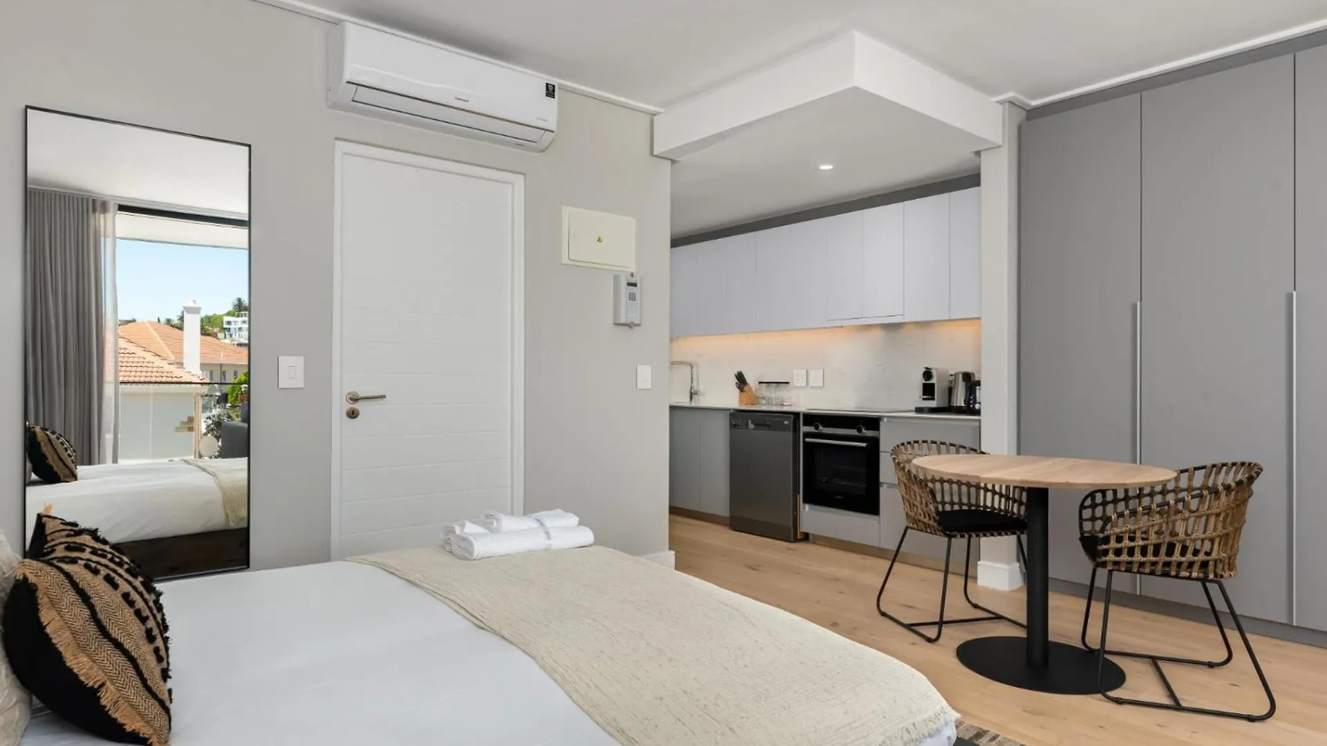 Central Secure Modern Studio W Views Bantry Pad Cape Town South Africa